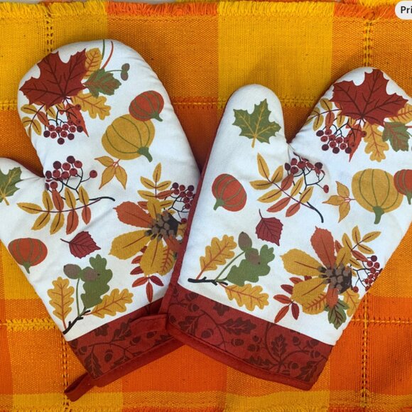 Pair of fall themed oven mitts, Fall Decor, Thanksgiving Oven Mitts, Pot Holder - Picture 1 of 4